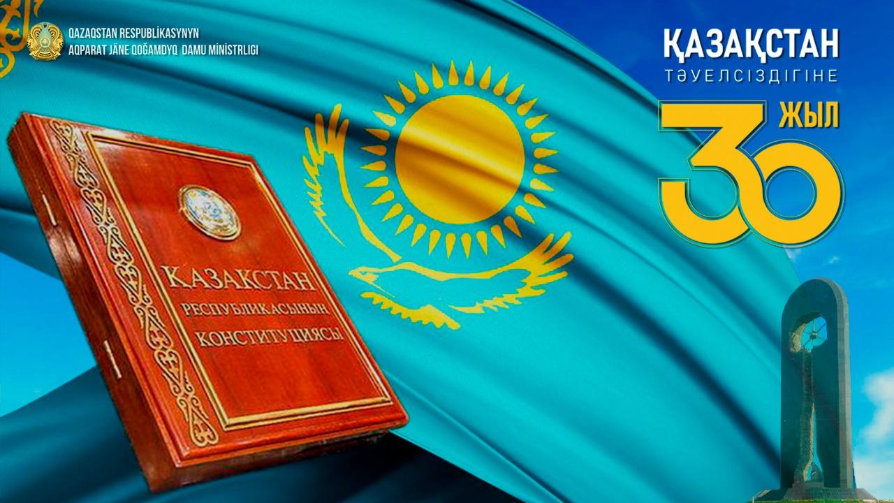 Қысқы суреттегі жалаңаш сноубордшы қыз