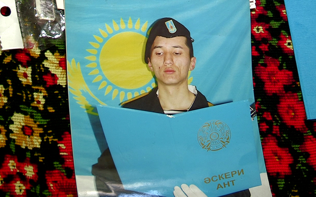 ОҚО әкімі Ақтаудағы әскери оқу-жаттығу барысында қаза тапқан сарбаздардың отбасына көңіл айтты