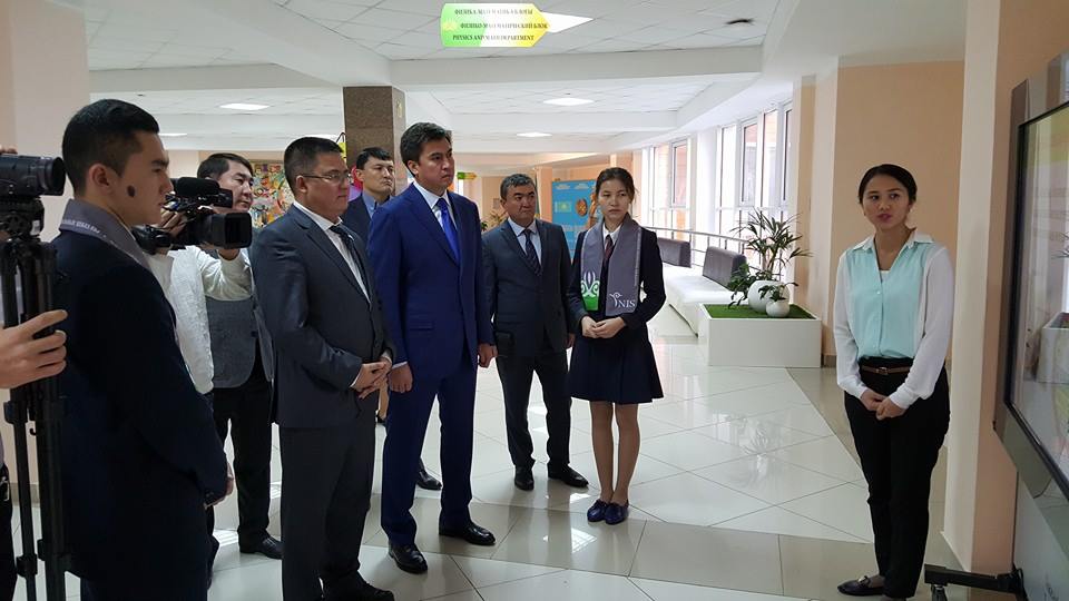 Қала әкімі химия-биология бағытындағы Назарбаев зияткерлік мектебіне барды