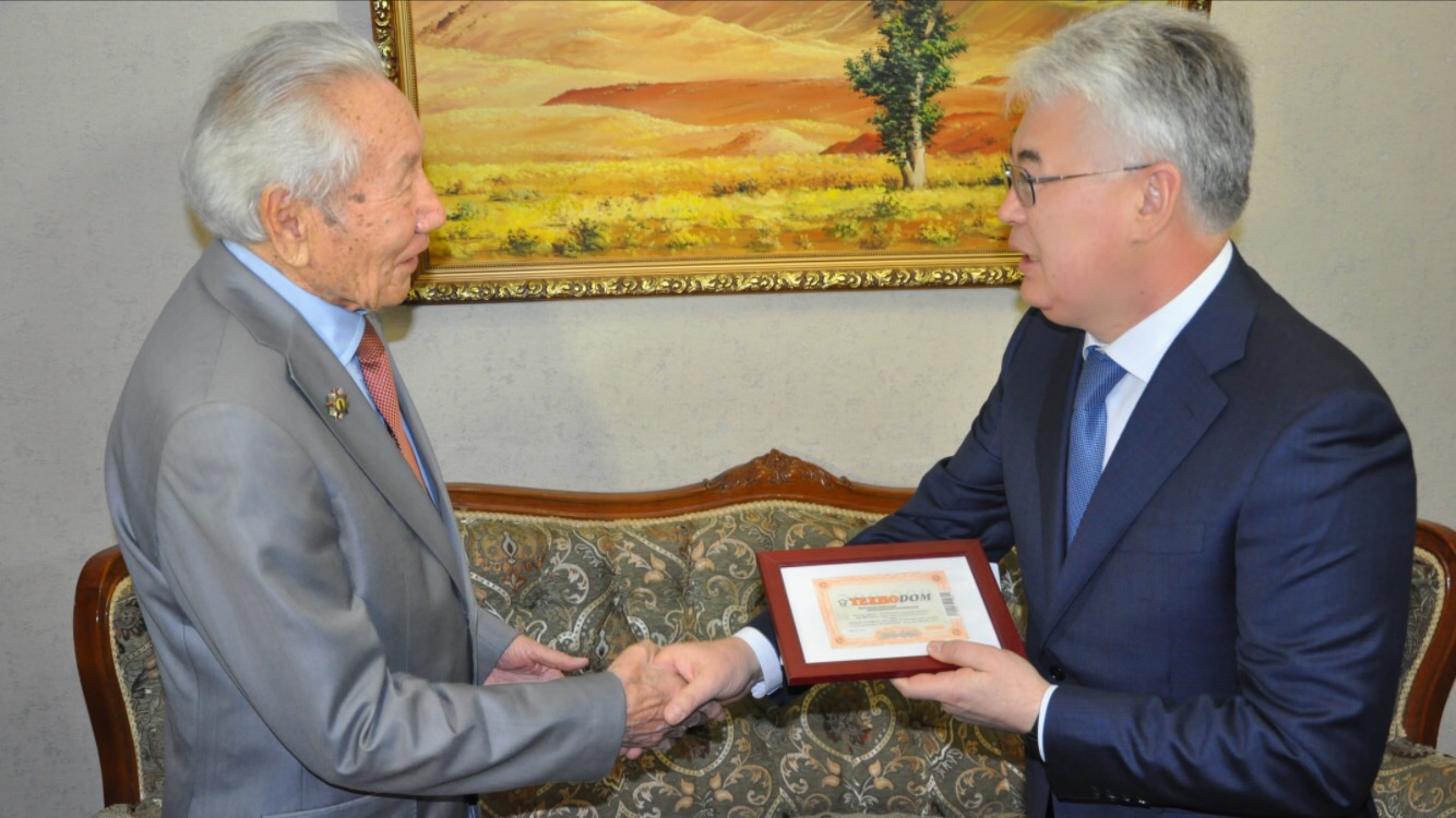 Облыс әкімі соғыс ардагеріне Елбасының құттықтауын тапсырды