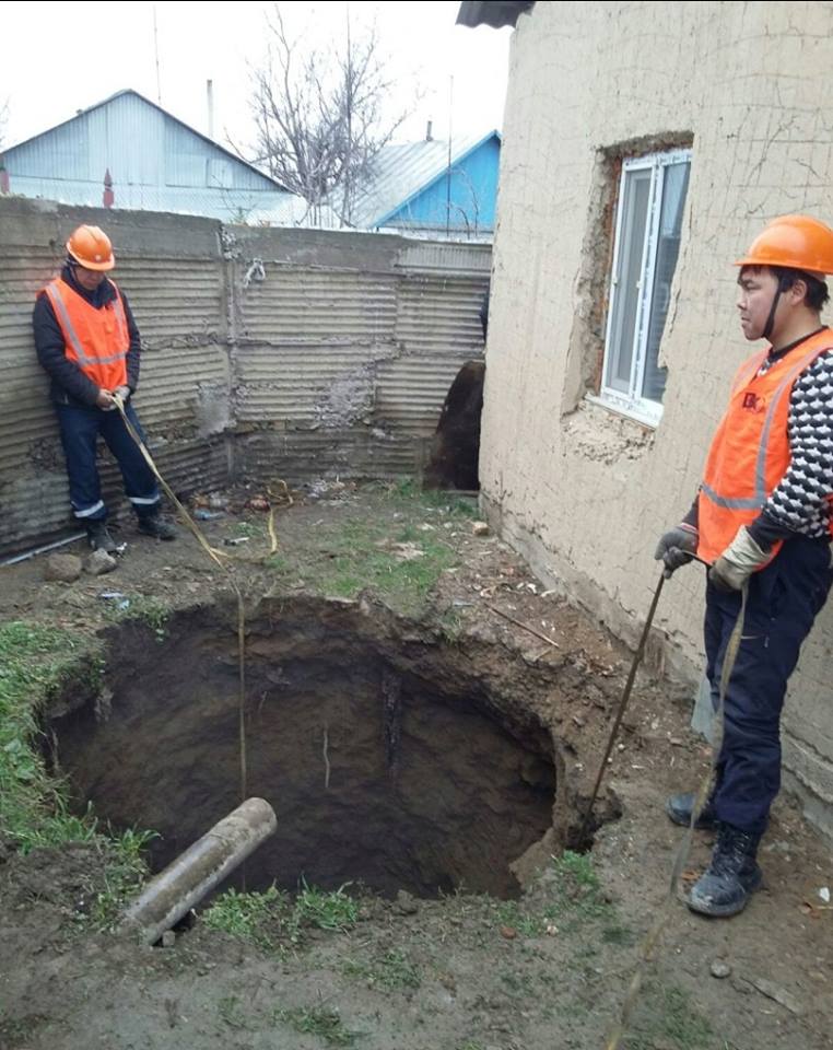 Кәріз коллектердің жарылуына байланысты тұрғындар қауіпсіз жерге көшірілуде