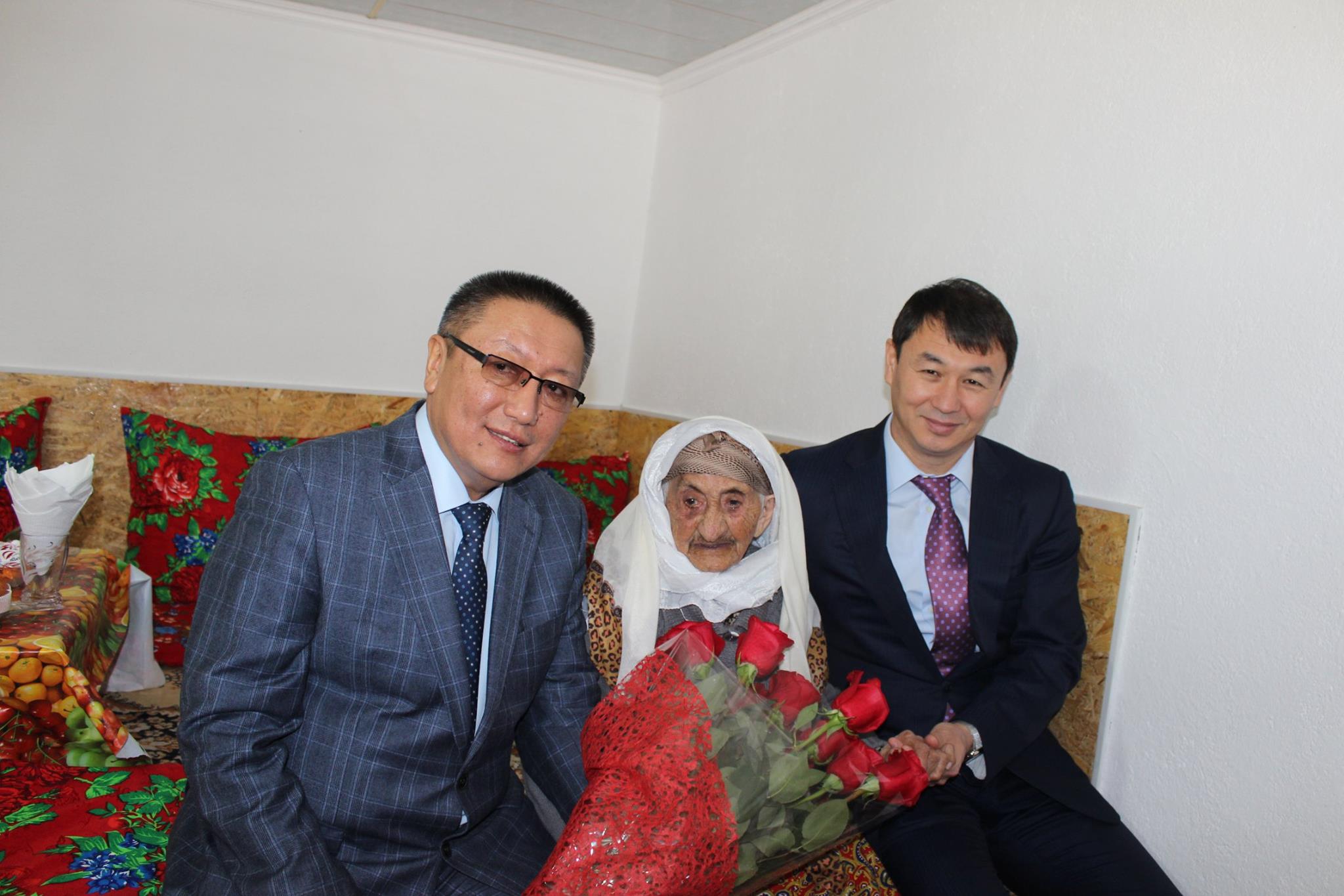 ОҚО әкімінің бірінші орынбасары үш ғасыр куәгерін көктем мерекесімен құттықтады