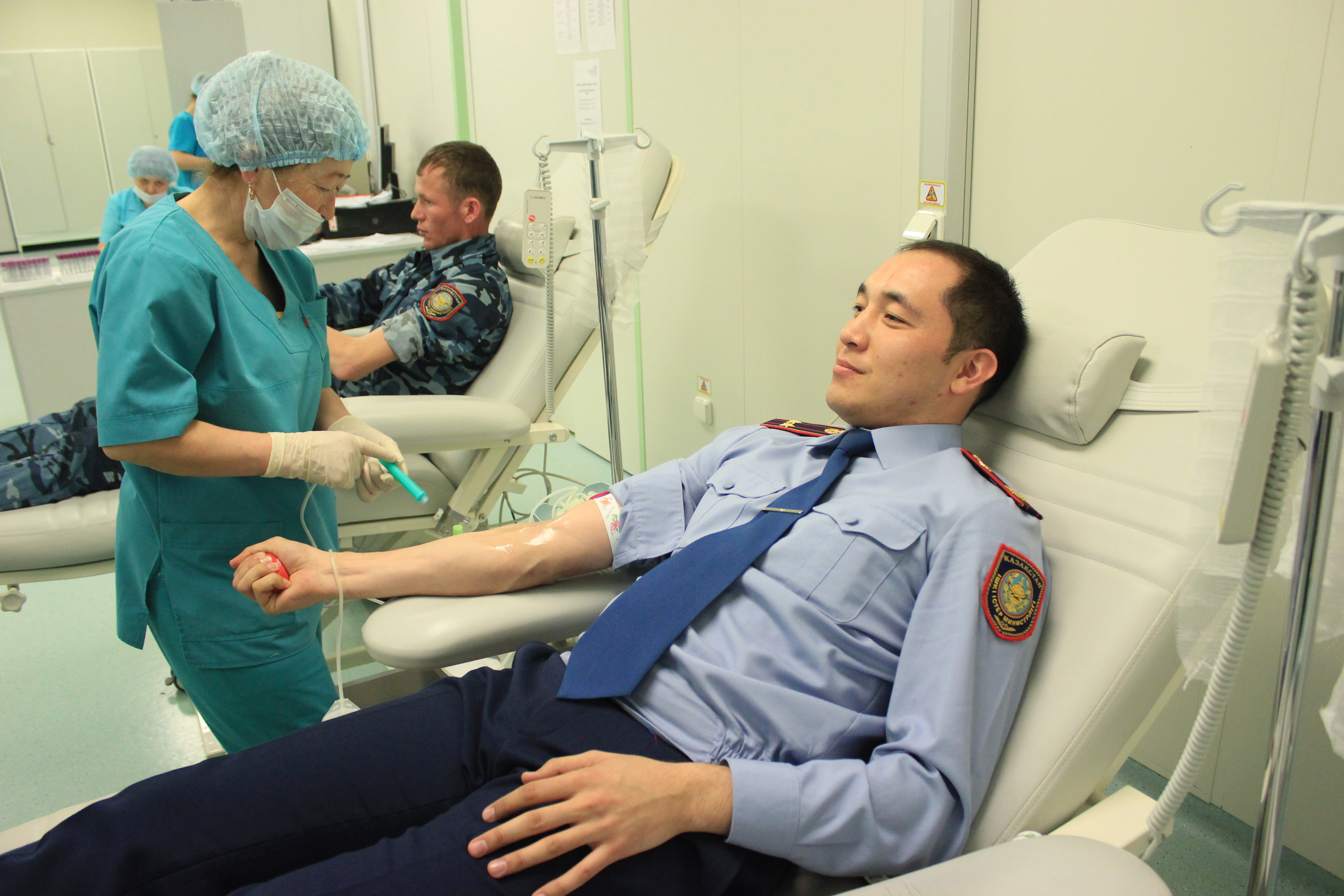 Жергілікті полиция қызметкерлері қан тапсырды