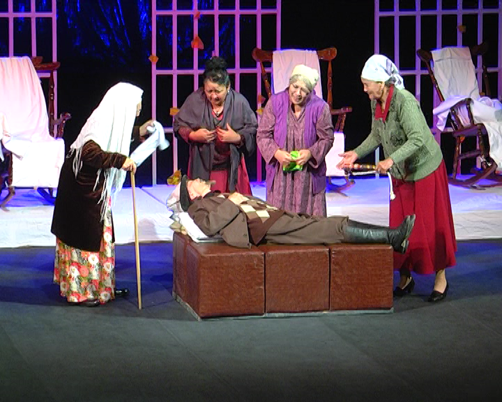 Ордабасы ауданының қариялары «Бақ іздеген бейбақтар» пьесасын тамашалады