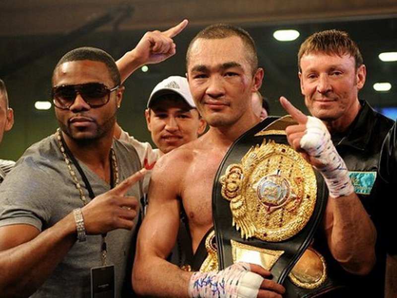 Жерлесіміз, кәсіпқой боксшы Бейбіт Шүменов америкалық боксшы Джуниор Райтты тізе бүктірді