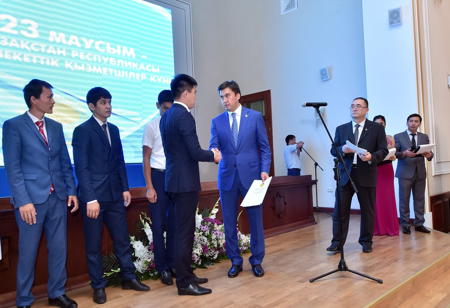 Қала әкімі мемлекеттік қызметшілерді құттықтады