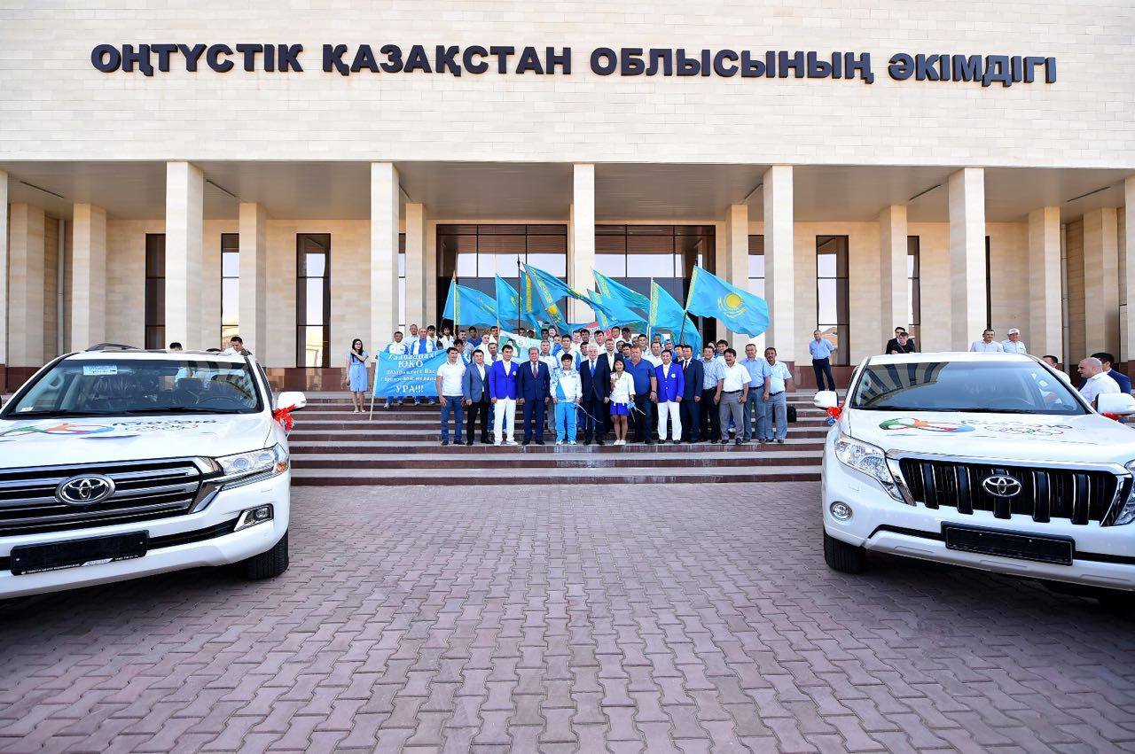 ОҚО әкімі Олимпиада жүлдегерлеріне автокөлік мінгізіп, пәтер сыйлады