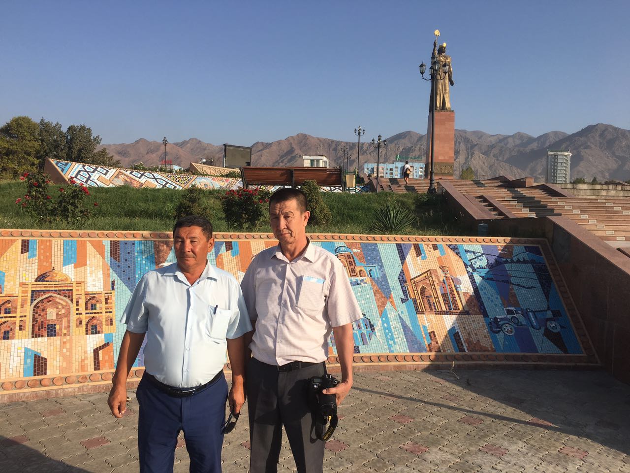 ОҢТҮСТІКҚАЗАҚСТАНДЫҚ ДЕЛЕГАЦИЯНЫҢ ТӘЖІКСТАНҒА САПАРЫ ЖАЛҒАСУДА