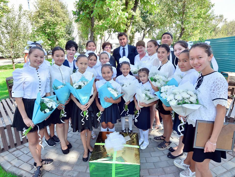 Шымкент әкімі Испаниядан Гран-примен оралған «Айгөлек» балалар ансамблін қабылдады