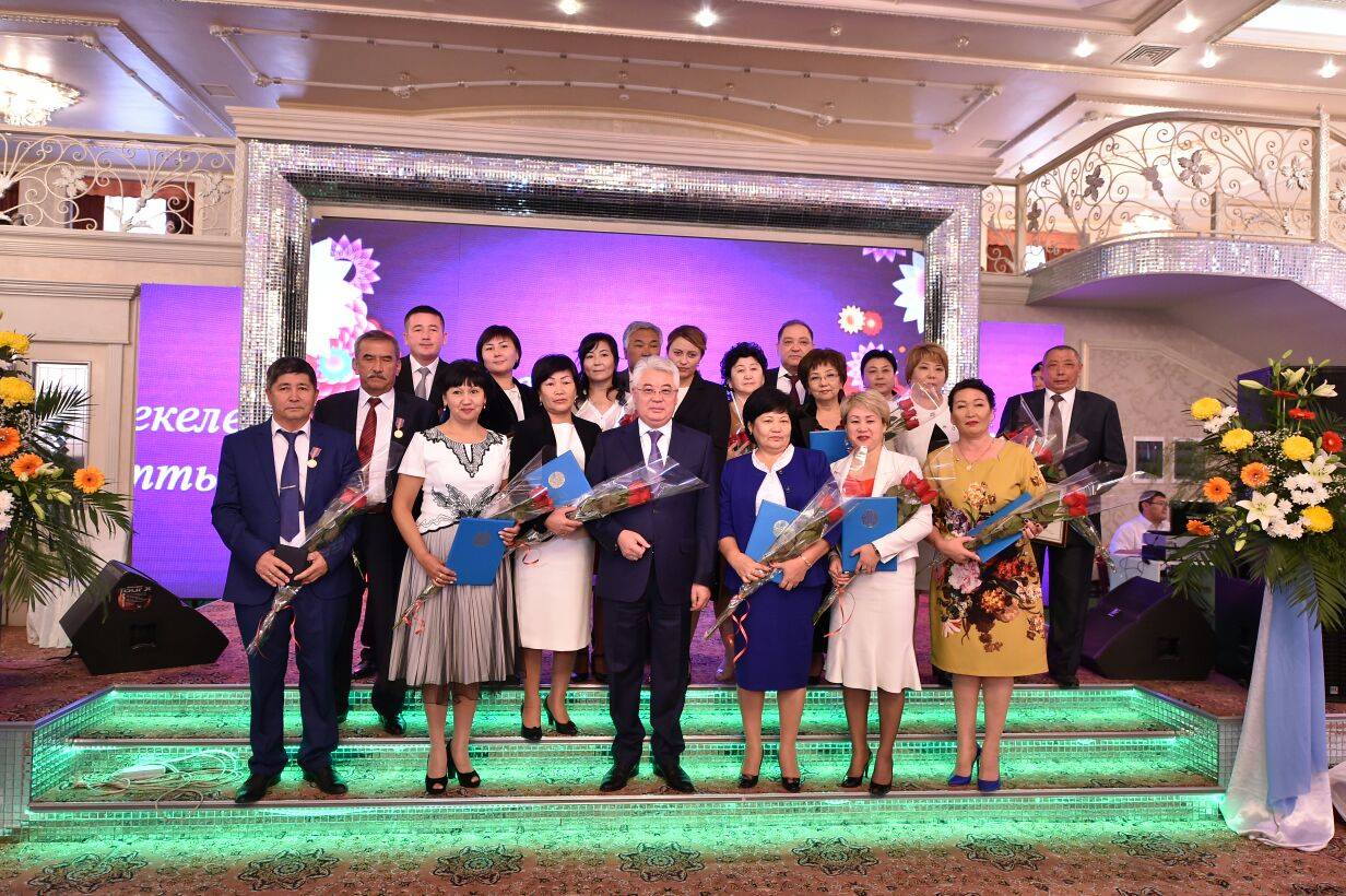 Облыс әкімі мұғалімдерді төл мерекесімен құттықтады