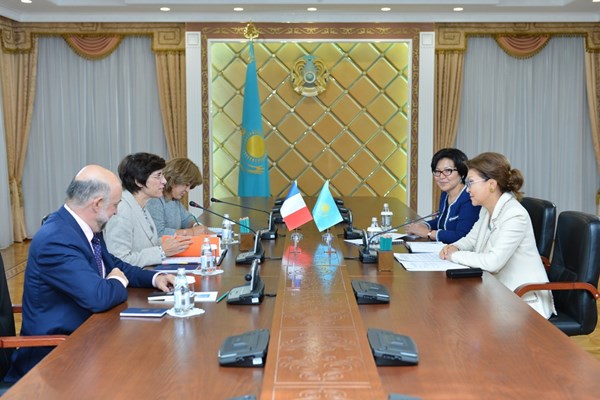 Сенатор Д. Назарбаева Франция СІМ өкілдерімен кездесті