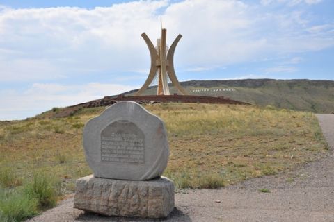 Қазақта не көп, төбе көп