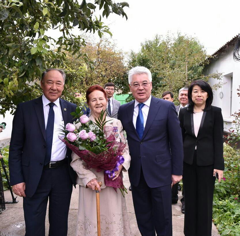 Бейбіт Атамқұлов ҰОС және тыл ардагерінің шаңырағында болды