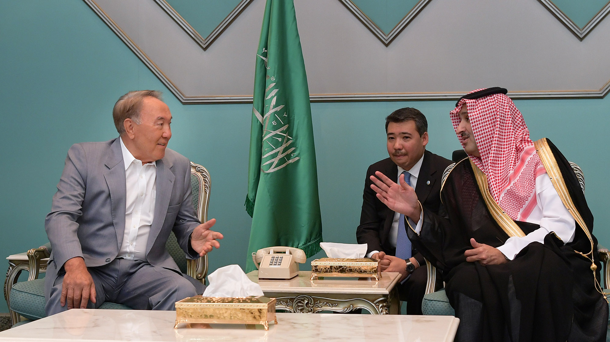 Мемлекет басшысы Мұхаммед Пайғамбар мешітіне барып намаз оқыды