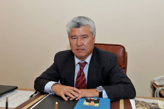 Мәдениет министрі өзін “төсекке сүйреді” деп айыптаған студентімен сотта кездесетін болды