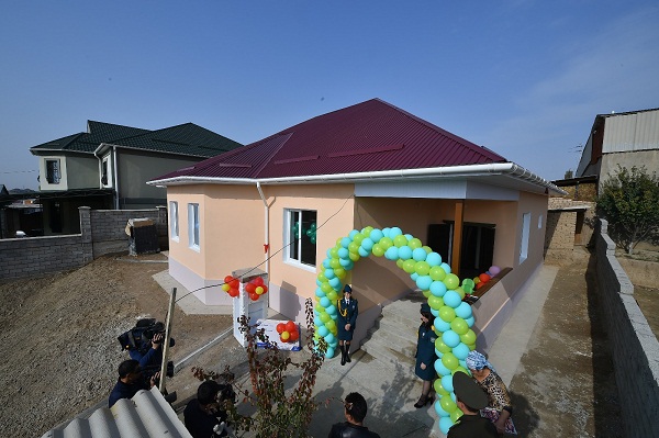 ОҚО  әкімі қызметтік міндетін атқару кезінде мерт болған ТЖД қызметкерінің туыстарына баспана кілтін табыстады