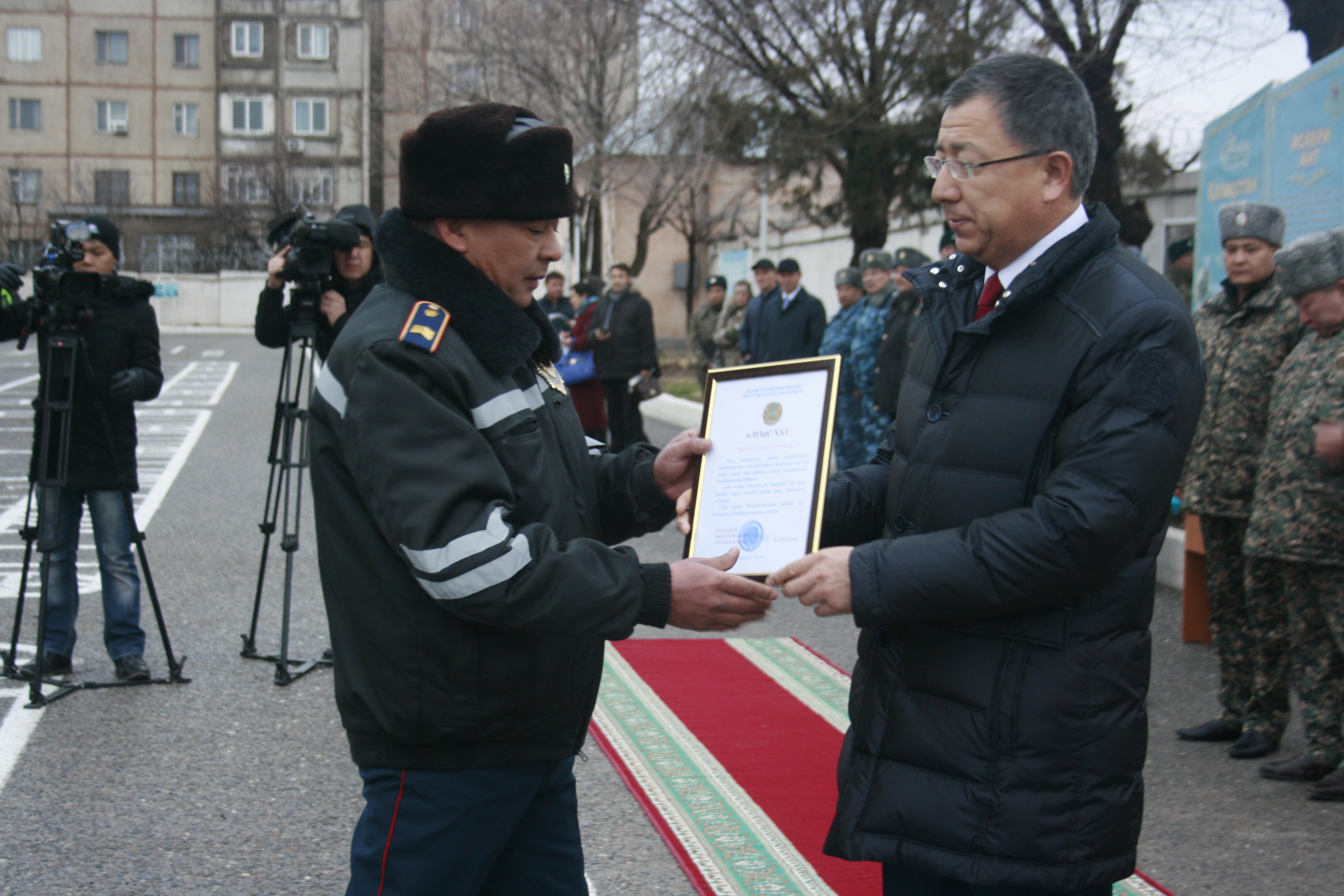 Облыс әкімі патрульдік полицейлер мен әскери қызметшілерді марапаттады