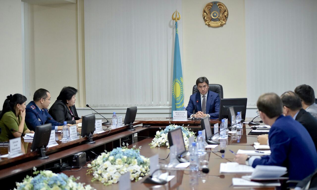 Қала әкімдігінің жиынында әскер қатарына шақыру мен мүгедектердің құқықтарын қорғау жайы сөз болды