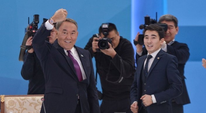 Нұрсұлтан Назарбаевқа форум кезінде сый сыйлады