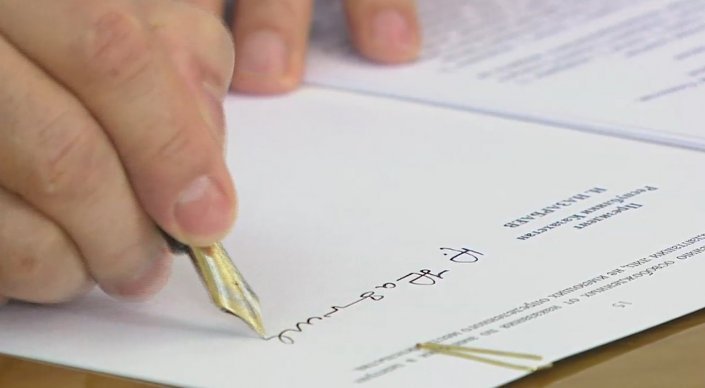 Назарбаев рақымшылық жасау туралы заңға жария түрде қол қойды