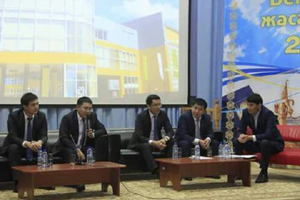 «Болашақ» бағдарламасының түлектері оқушылармен кездесті