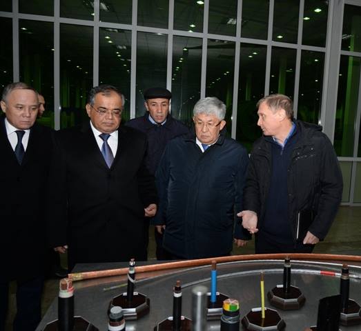 Көшербаев Ташкент қаласындағы Төле бидің кесенесіне гүл шоқтарын қойды