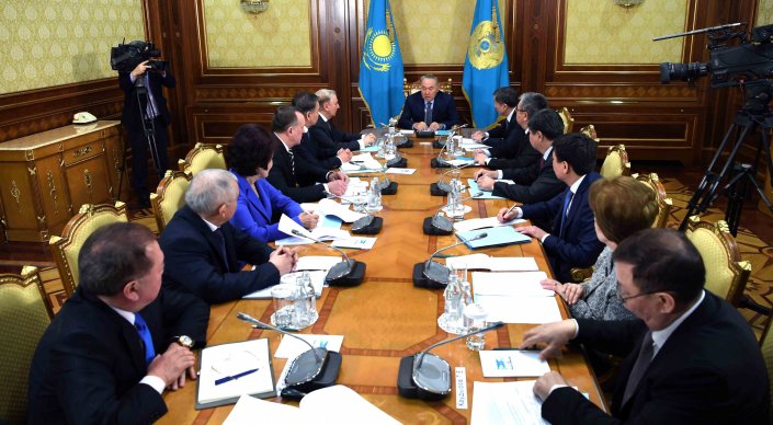 Назарбаев биліктің тармақтары арасында өкілеттіктерді қайта бөлу мәселелері бойынша жұмыс тобымен кездесті .