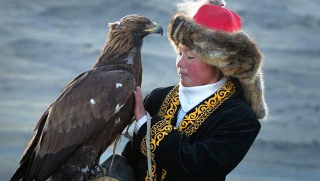 Кинокритики США усомнились в документальности фильма о казашке-беркутчи Айшолпан