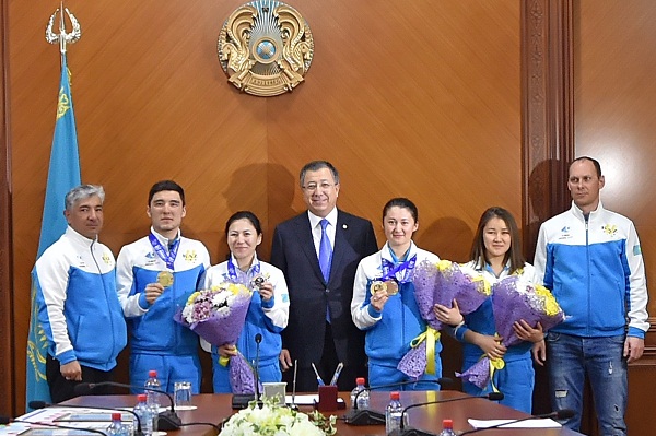 Облыс әкімі Универсиада жеңімпаздарын марапаттады