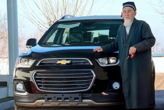 Президент подарил аксакалу из Сурхандарьи автомобиль Captiva