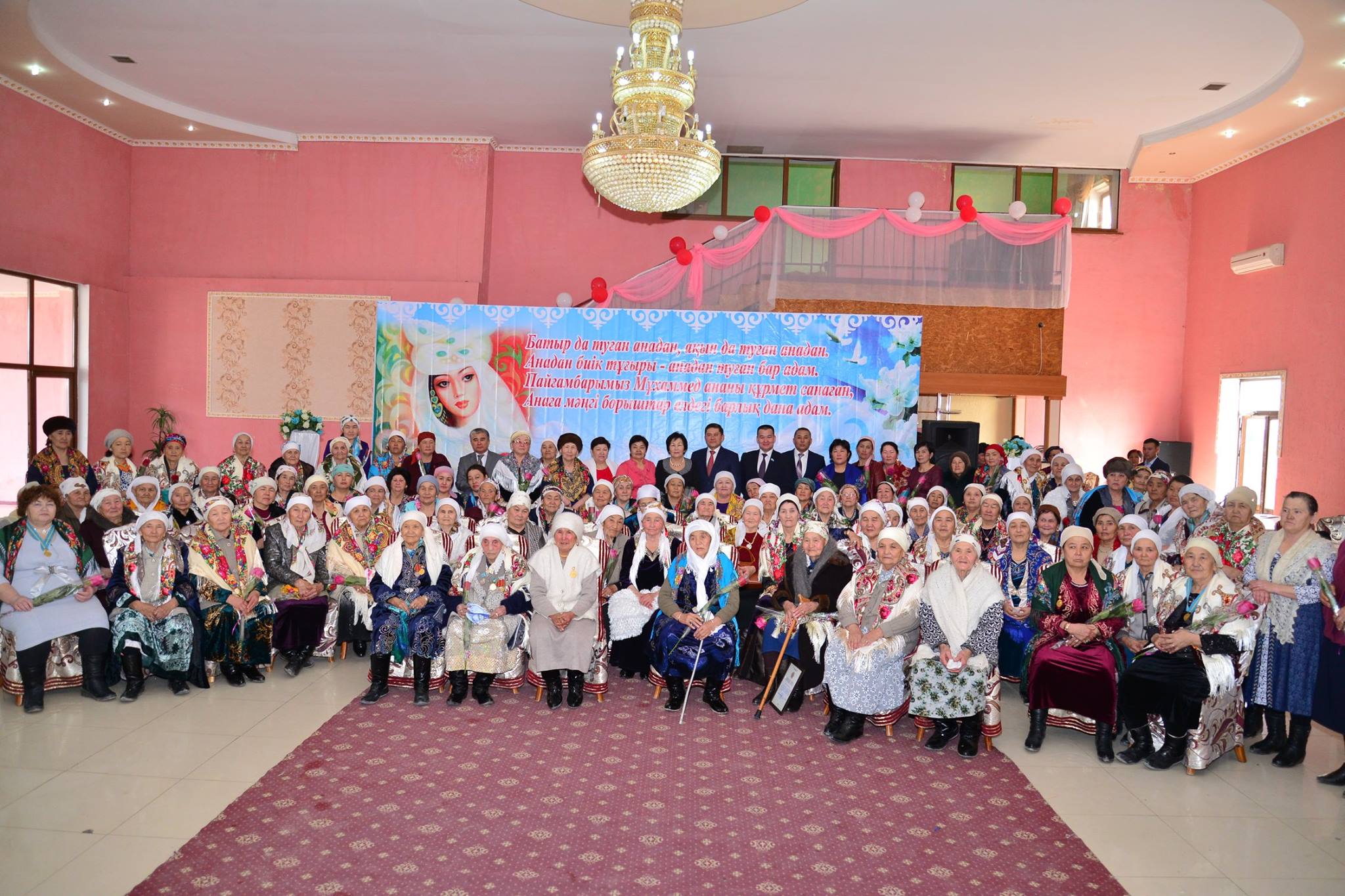 Отырар ауданының әкімі аяулы аналарға құрмет көрсетті