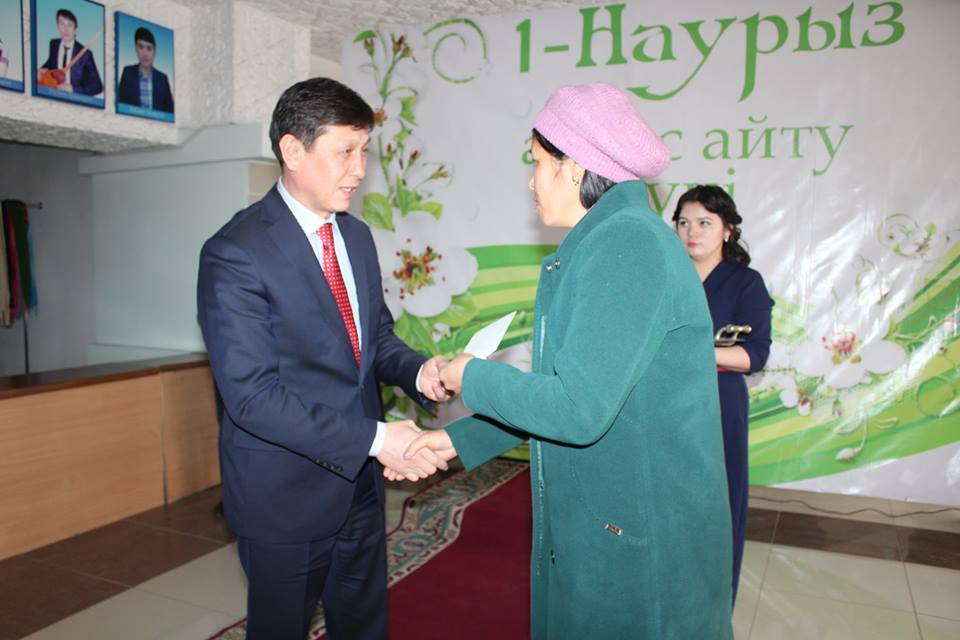 Созақта Алғыс айту күніне орай 100 отбасыға тегін киімдер таратылды