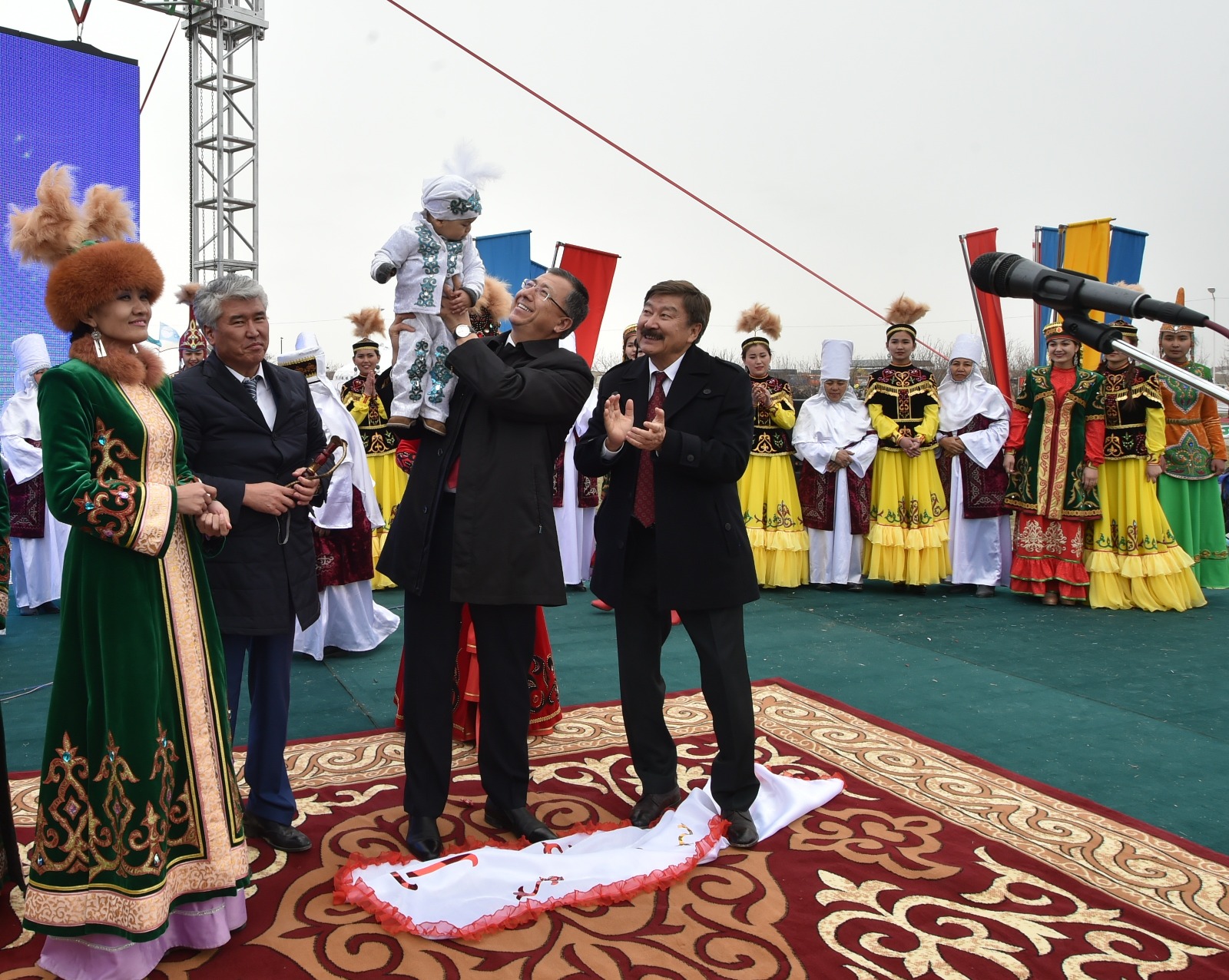 Түркістанда Түркі елдерінің басын қосқан Наурыз той өтуде