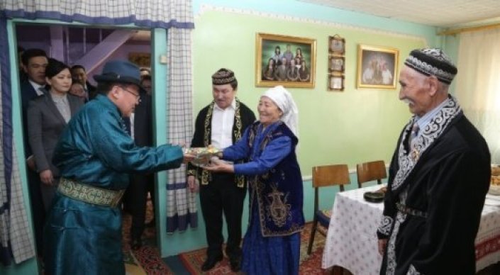 Моңғолия президенті Наурызды қазақ отбасында қарсы алды