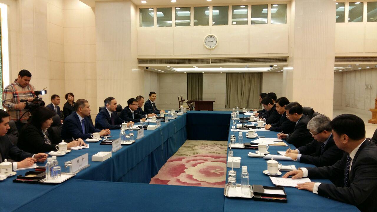 Асқар Мырзахметов бастаған қазақстандық делегация ҚХР Коммерция министрі Чжун Шанмен кездесті