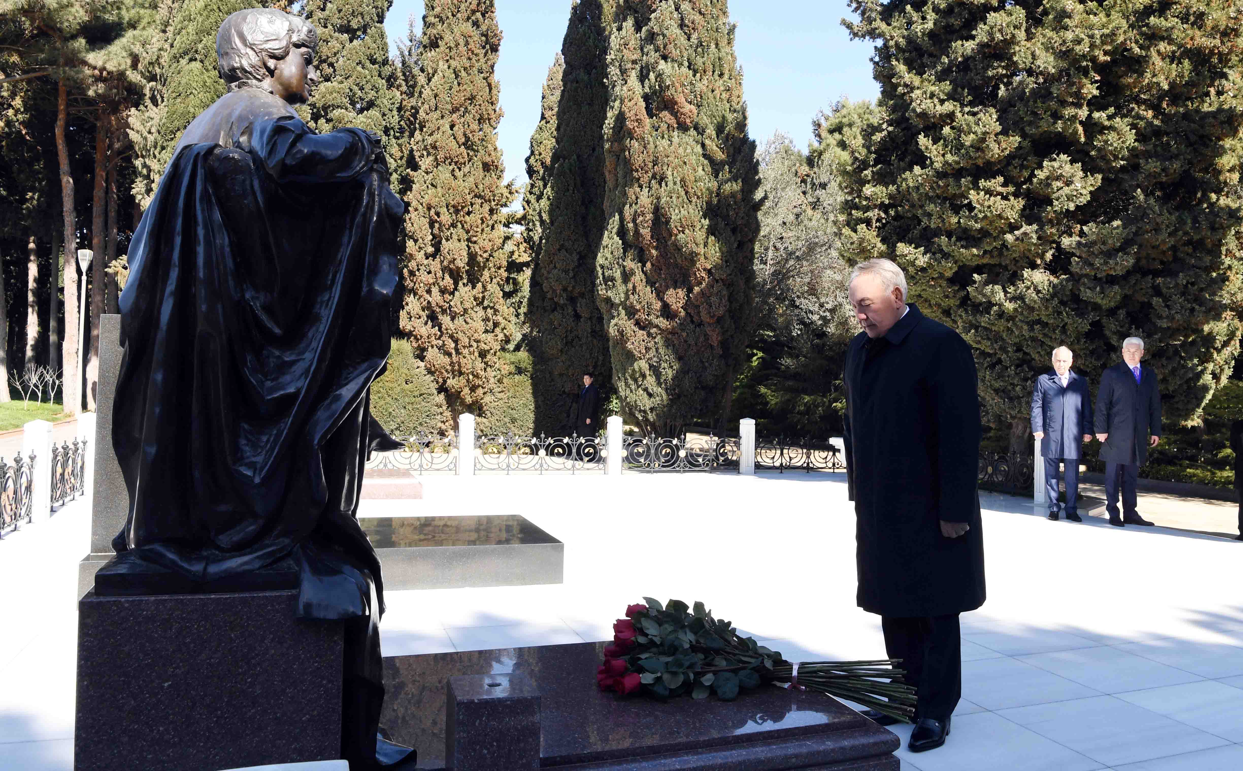 Нұрсұлтан Назарбаев Шаһиттер аллеясындағы мәңгілік алау мен Әзербайжанның жалпыұлттық көшбасшысы Гейдар Әлиевтің бейітіне гүл шоғын қою рәсіміне қатысты