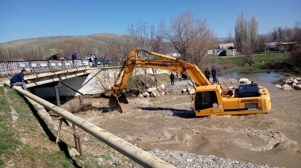 ОҚО-ДА ЖОЛ МАМАНДАРЫ ТАСҚЫН СУДАН КЕЛЕР ҚАУІПТІҢ АЛДЫН АЛУДА