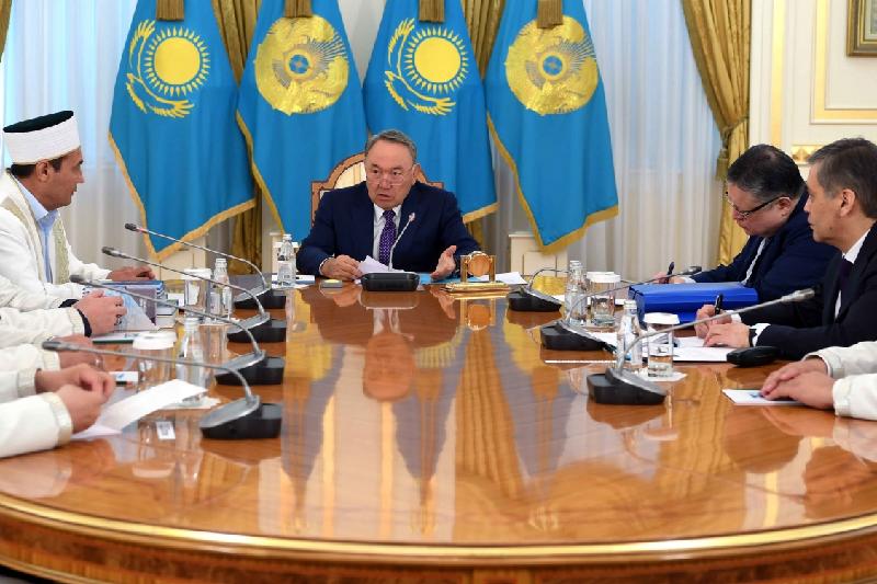 Назарбаев қысқа балақ пен сақал қоюға тыйым салу керектігін айтты