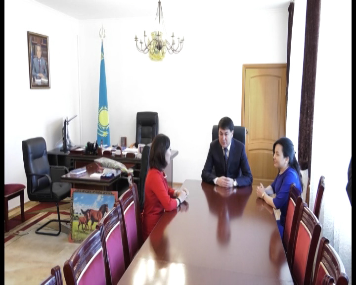 Түлкібас ауданының әкімі үшемді дүниеге әкелген анаға құрмет көрсетті