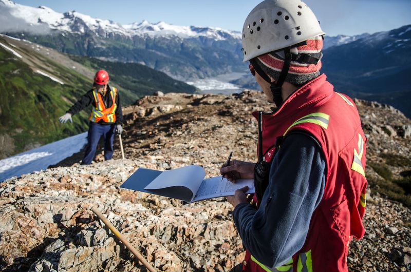Жер қойнауын барлаудың үздігі Жәнібек Жақыпбеков 70 жаста