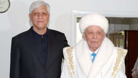 Президент Казахстана поздравил своего учителя 100-летним юбилеем