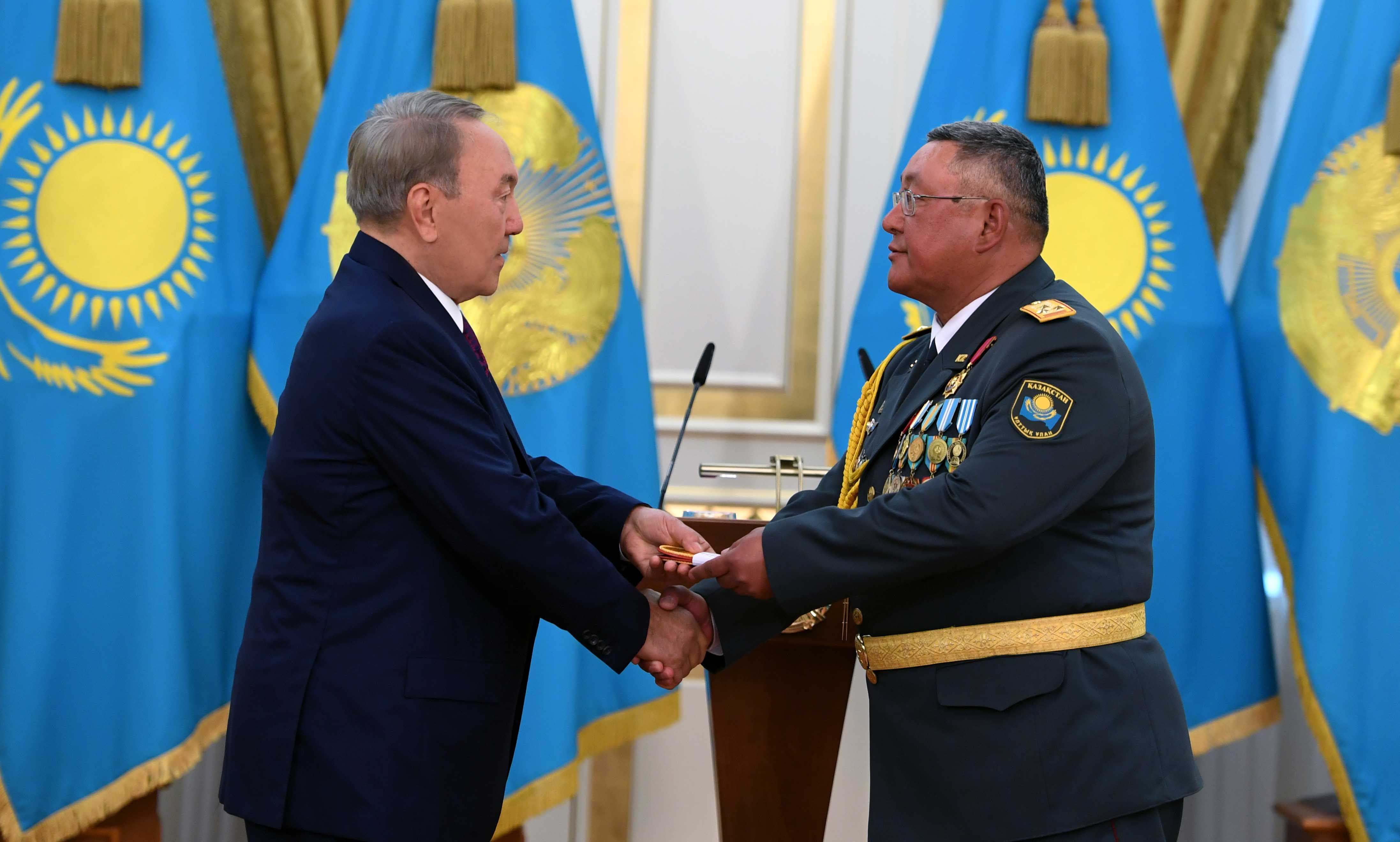 Елбасы жоғары әскери және арнаулы атақтар, сыныптық шендер тапсыру рәсіміне қатысты