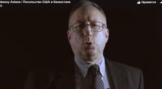 АҚШ елшісі Қазақстанның әнұранын домбырамен орындады