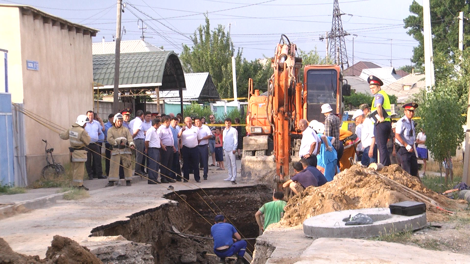 Кәріз жүйесін жүргізіп жатқан жұмысшылар үйінді астында қалды
