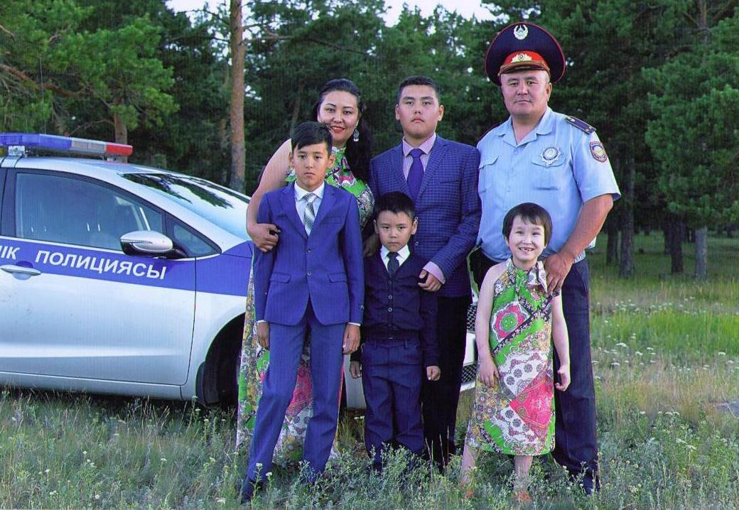 Ақмола облысында полиция лейтенанты мүгедек қызды асырап алды