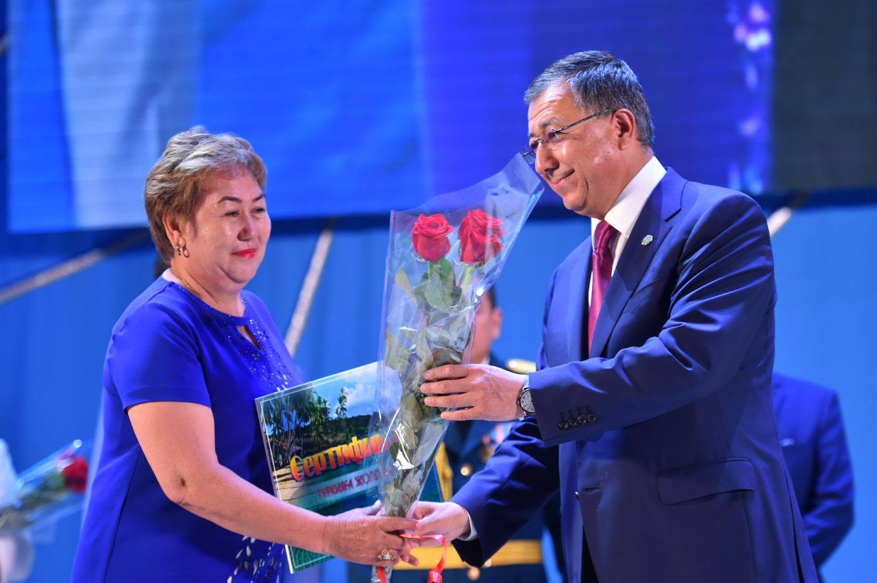 ОҚО-да «Мемлекеттік қызметші күніне» орай бірқатар азаматтар марапатталды