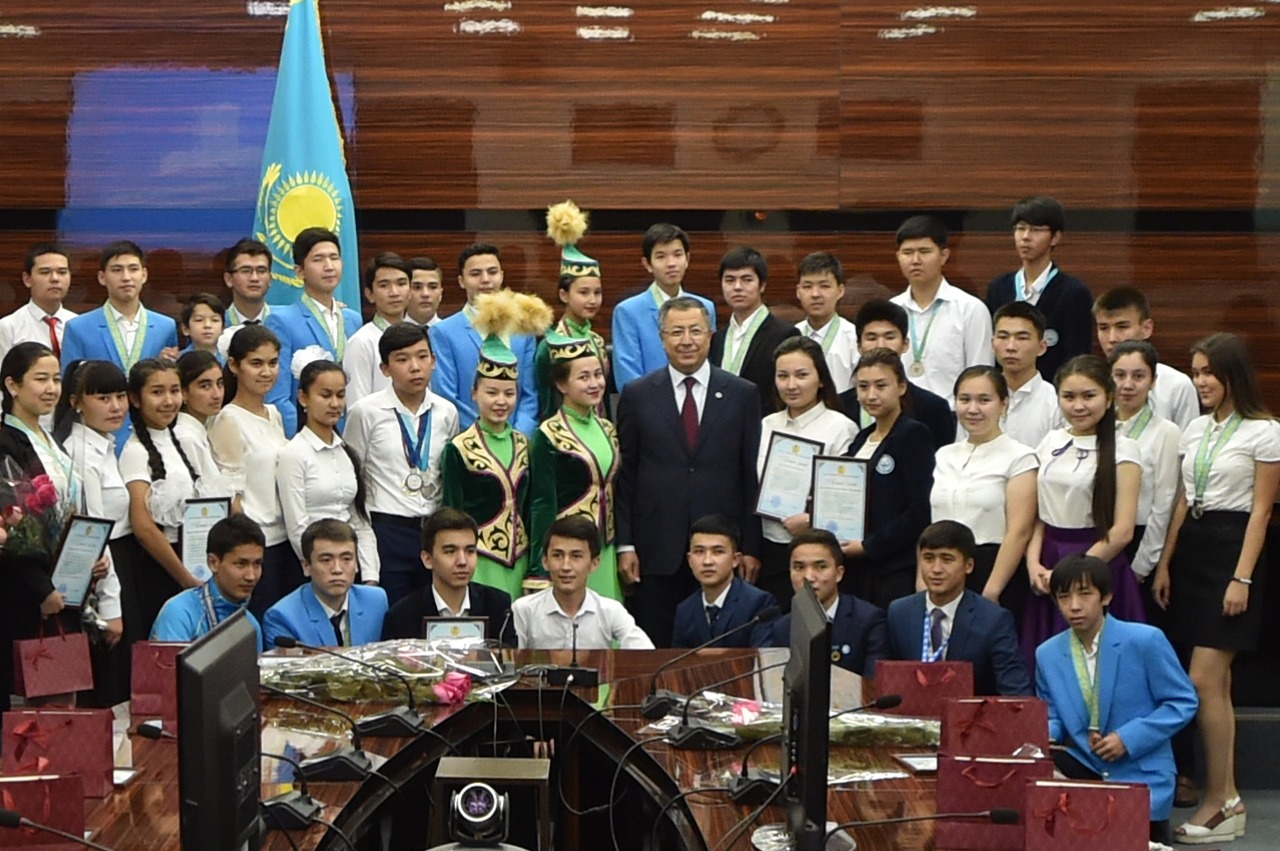 Оңтүстіктің 50 жеңімпаз оқушысы Жансейіт Түймебаевпен кездесті