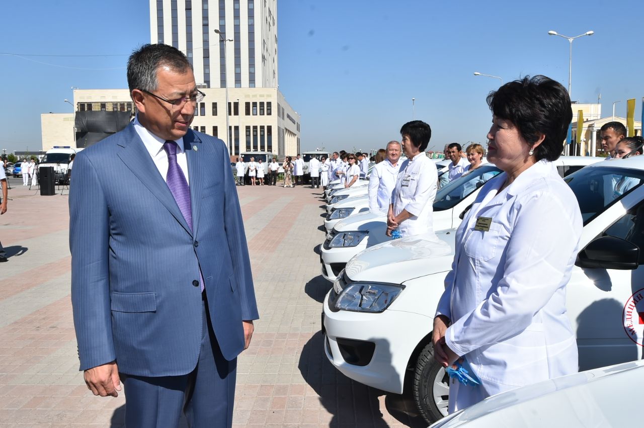 Оңтүстіктегі медицина қызметкерлеріне 29 автокөліктің кілті тапсырылды