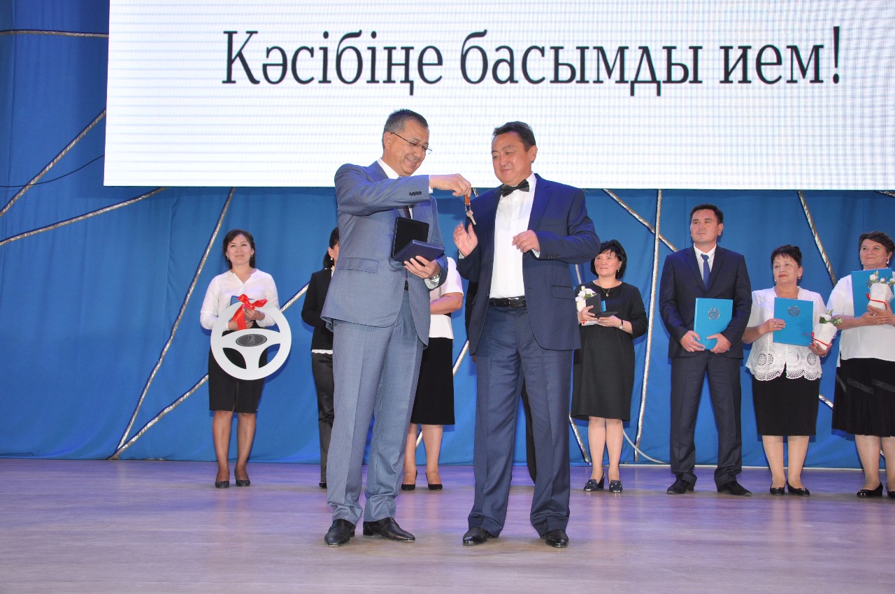 ОҚО әкімі үздік дәрігерлерге пәтер мен автокөлік кілтін табыстады