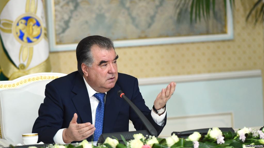 Тәжікстан президенті азаматтарды хиджаб кимеуге, сақал өсірмеуге шақырды